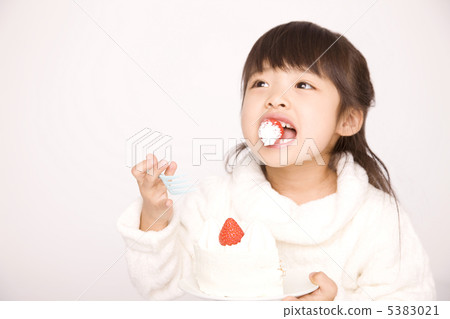 一個吃蛋糕的女孩 5383021