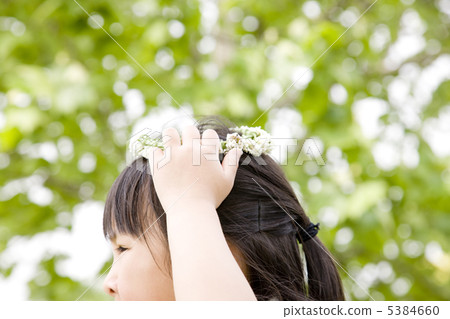 一個把花冠貼在頭上的女孩 5384660