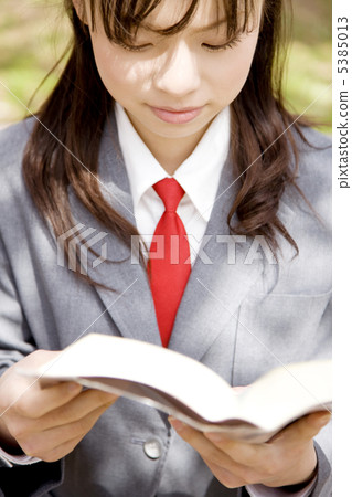 讀書的女學生 讀書的女學生 5385013