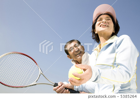 A couple playing tennis 5385264