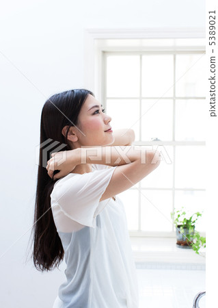 A young lady who trims hair 5389021