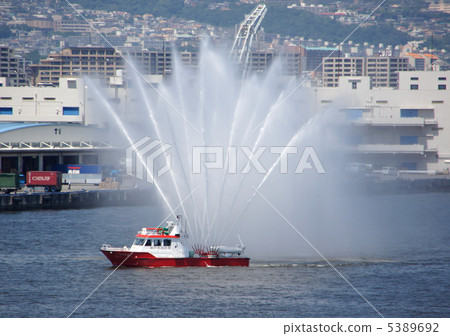 Welcoming while landing while draining water 5389692