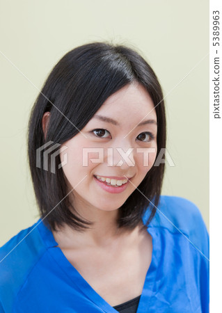 一個年輕的女人帶著微笑 5389963
