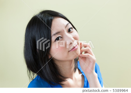 一個年輕的女人帶著微笑 5389964