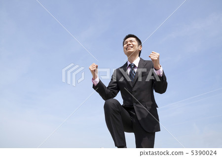 A businessman full of enthusiasm with blue sky A businessman full of enthusiasm with blue sky 5390024