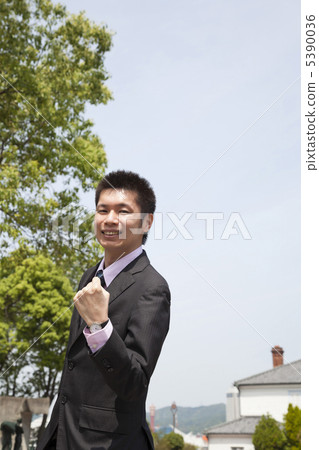 A businessman who plays guts with a smile 5390036