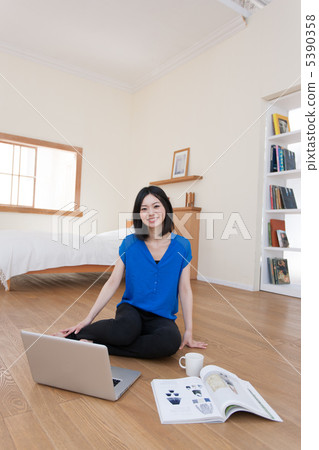 一名年輕女子在線購物在家裡 5390358