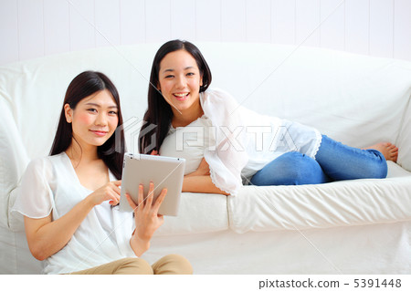 兩名婦女坐沙發 5391448