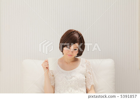 放鬆在沙發的婦女 5391857