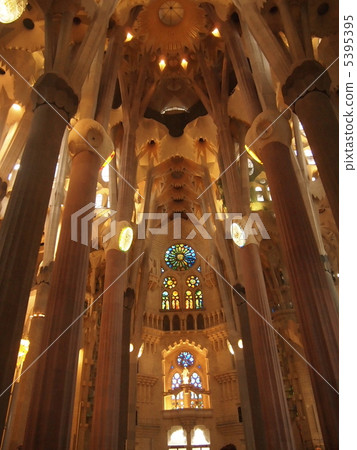 在西班牙巴塞羅那的世界遺產聖家堂正在建設中 5395395