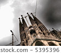 多雲的西班牙巴塞羅那的世界遺產Sagrada Familia正在建設中 5395396