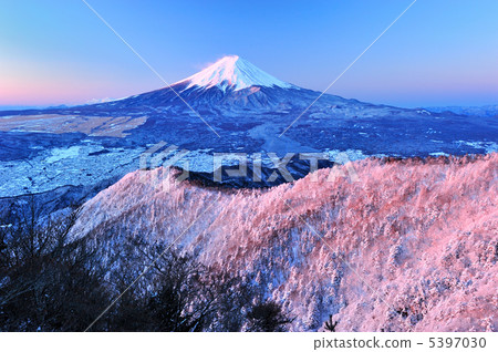 燃燒的冰和富士山 燃燒的冰和富士山 5397030