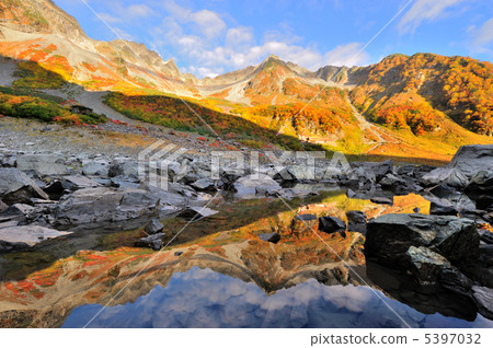 秋葉和阿爾卑斯山 秋葉和阿爾卑斯山 5397032