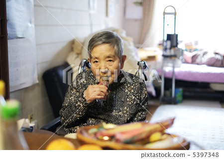 一位祖母吃飯 5397348