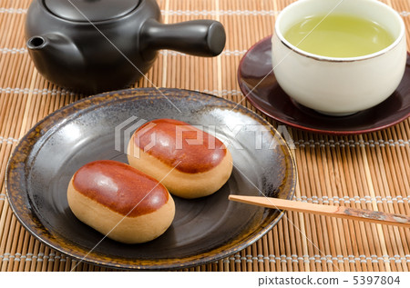 Chestnut monkey and tea 5397804