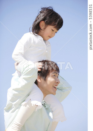 Dad to shoulder a daughter 5398531