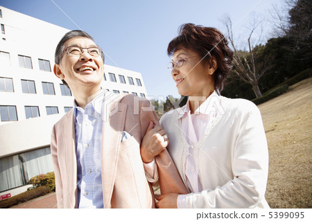 Senior couple 5399095