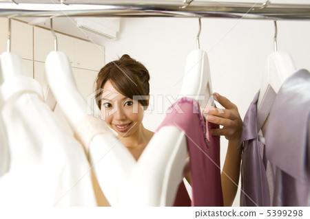 選擇衣服的女人 選擇衣服的女人 5399298