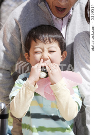 Boys cheering onigiri 5399514