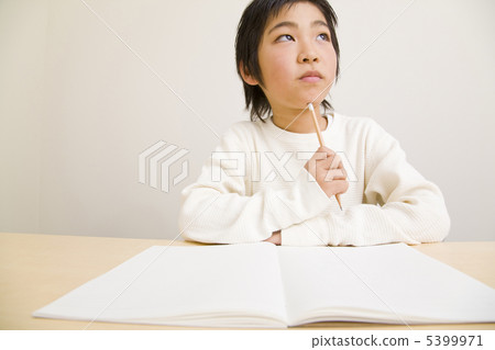 Elementary school student who is thinking 5399971