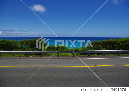 Sky, the sea and the road 5401676