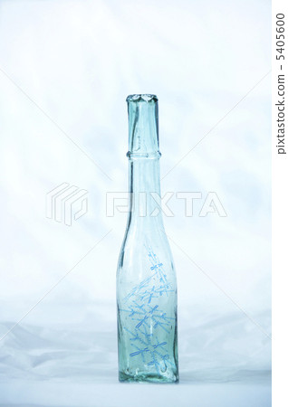 Snow crystal in a glass bottle 5405600