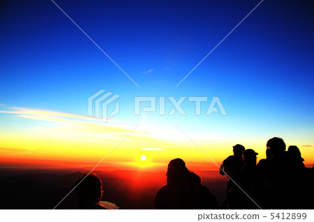 富士山頂的日出背光剪影 富士山頂的日出背光剪影 5412899