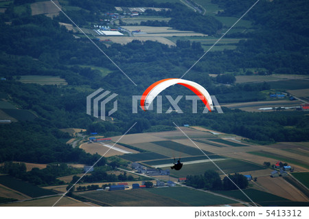 享受壯麗的新雪谷的壯麗景色 5413312