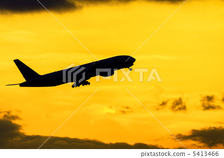 客運飛機在黃昏起飛(大阪伊丹機場) 客運飛機在黃昏起飛(大阪伊丹機場) 5413466