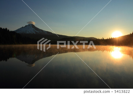 Mount Hood at sunrise 5413822