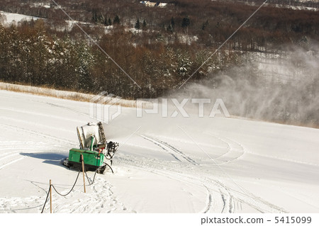 Artificial snow making machine Artificial snow making machine 5415099