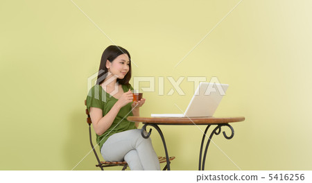 一個扮演個人電腦的女人 5416256