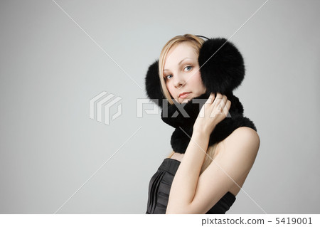 White female wearing fur 5419001