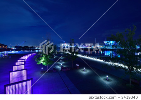 橫濱象鼻公園的夜景：寧靜的藍色海濱 5419340