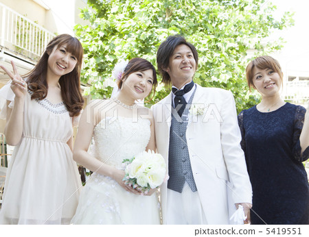 A bride and groom who takes a commemorative photo with a friend 5419551