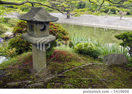 Minami池塘Senko故宮草陰影的燈籠 Minami池塘Senko故宮草陰影的燈籠 5419608