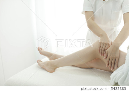 Aestheticians who massage their feet 5422883