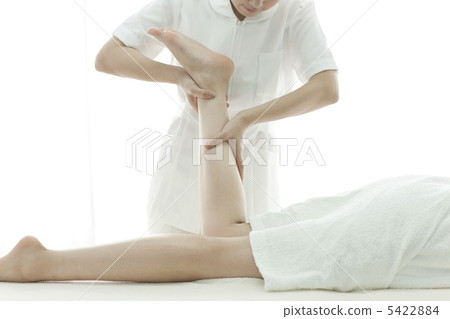 Aestheticians who massage their feet 5422884