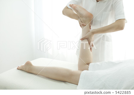 Aestheticians who massage their feet 5422885