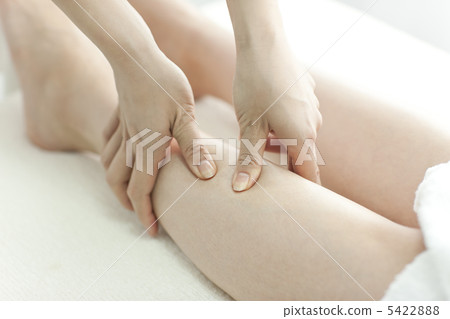 Aestheticians who massage their feet 5422888
