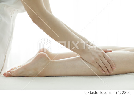 美容師按摩他們的腳 5422891