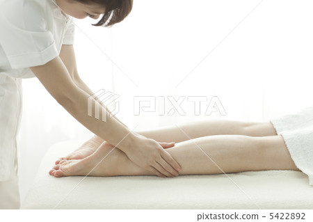 美容師按摩他們的腳 5422892