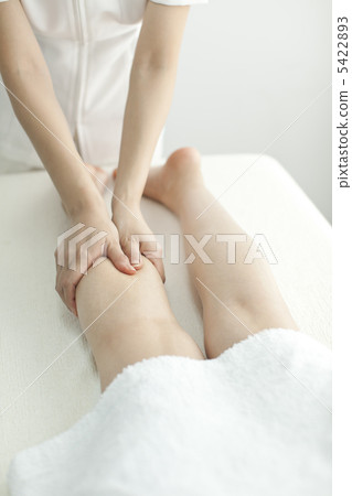 Aestheticians who massage their feet 5422893
