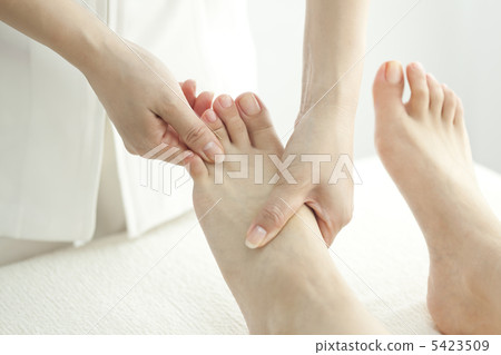 Aestheticians who massage their feet 5423509