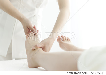 美容師按摩他們的腳 5423511