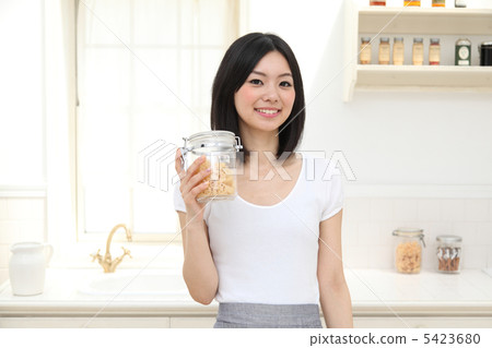 廚房裡的女人 廚房裡的女人 5423680
