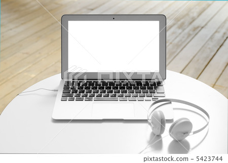 手提電腦和耳機 5423744