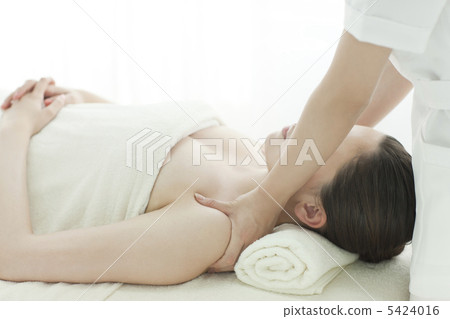 Esthetician who massages shoulder Esthetician who massages shoulder 5424016