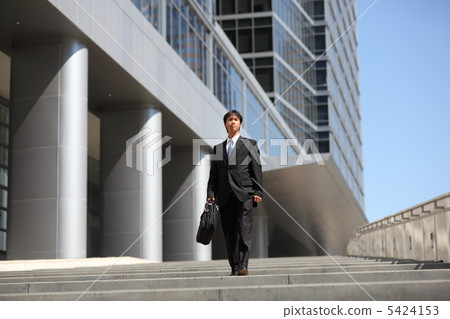 A businessman who is active overseas 5424153