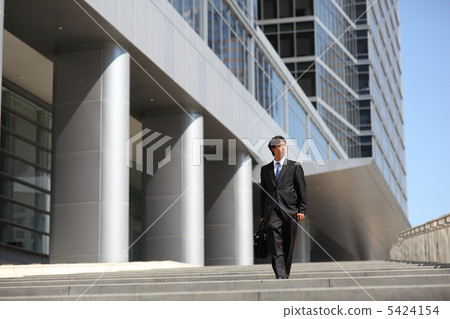 A businessman who is active overseas 5424154